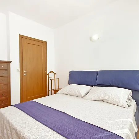 Apartment D & J Split