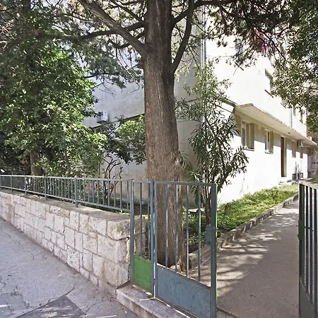 D & J Apartment *