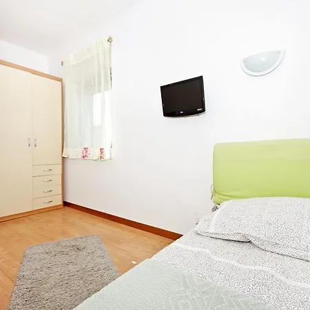 Apartment D & J Split