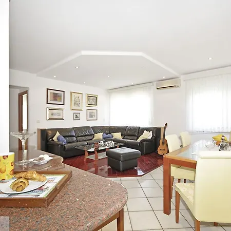 D & J Apartment